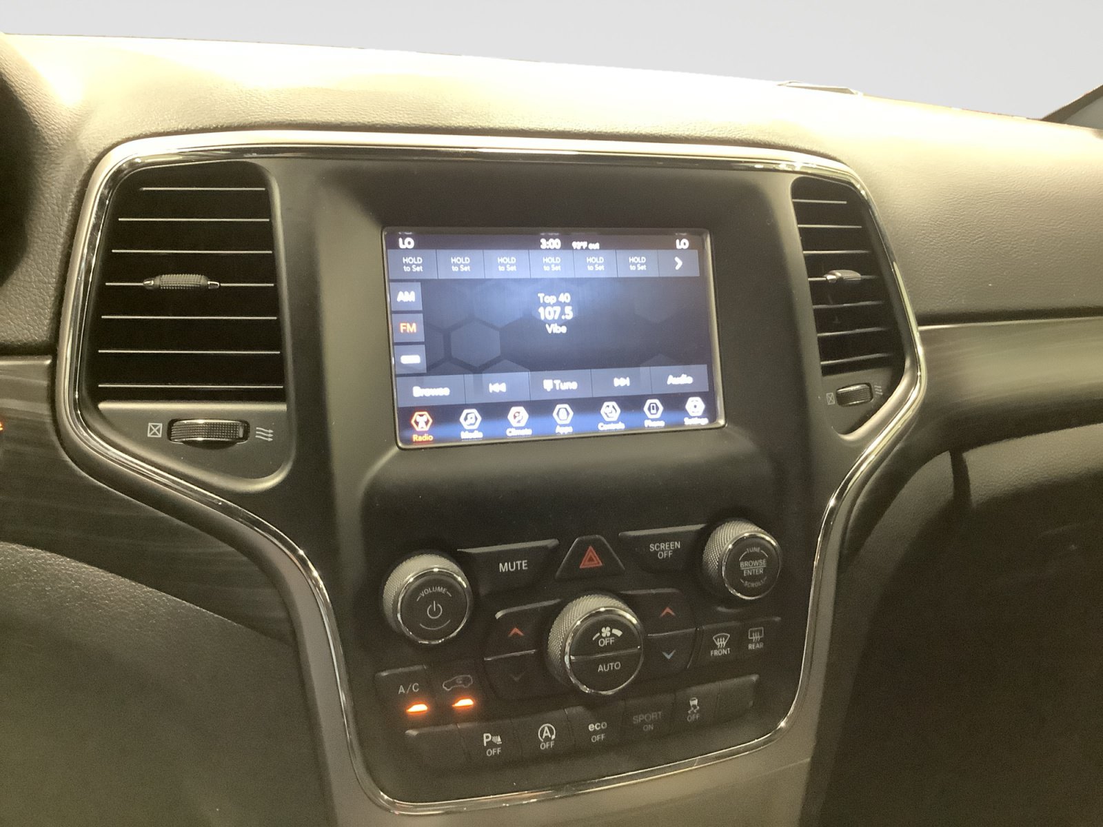 Used 2021 Jeep Grand Cherokee Laredo w/ Security & Convenience Group RWD image 17