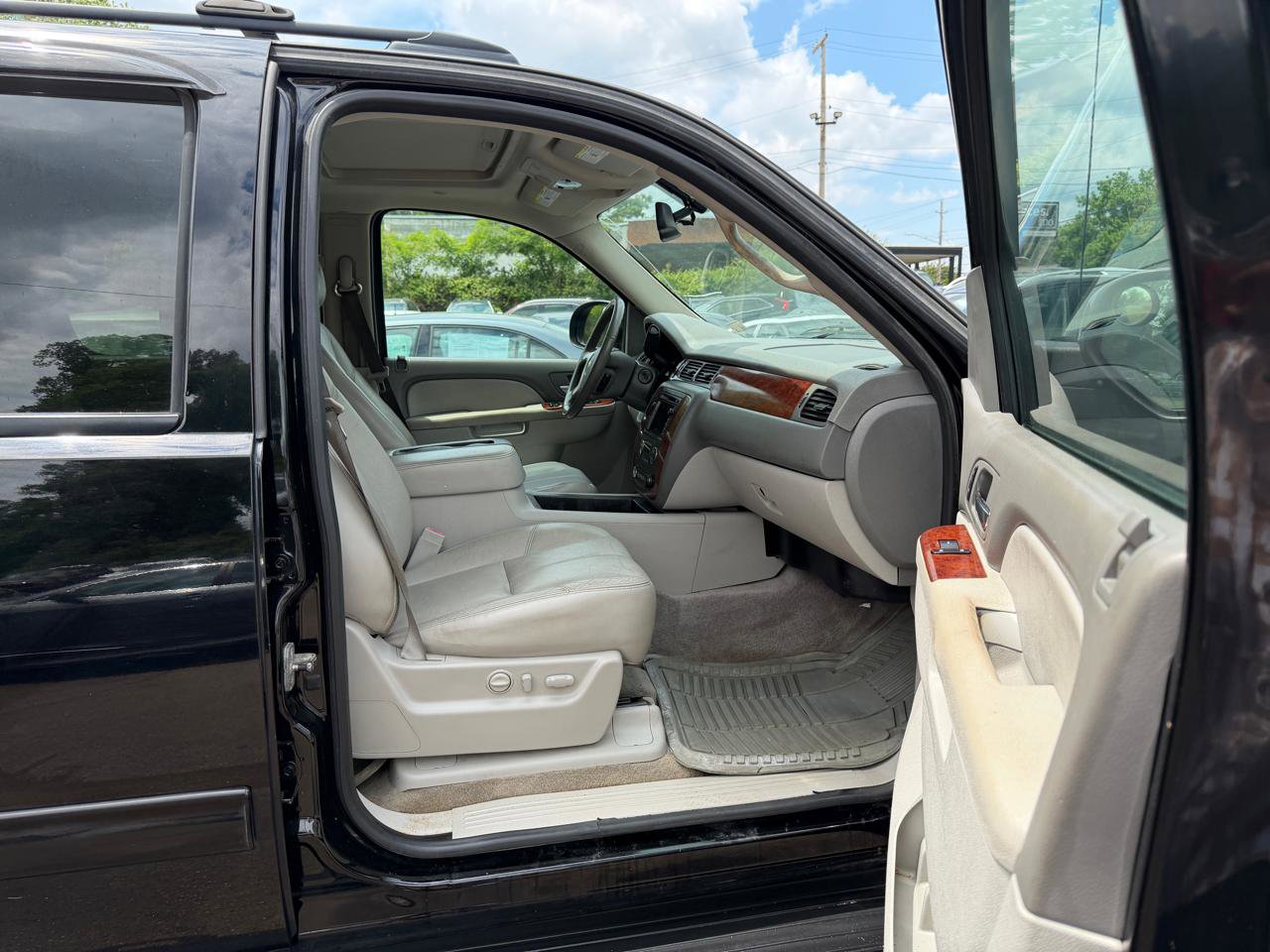 Used 2011 Chevrolet Avalanche LT AWD/4WD image 19