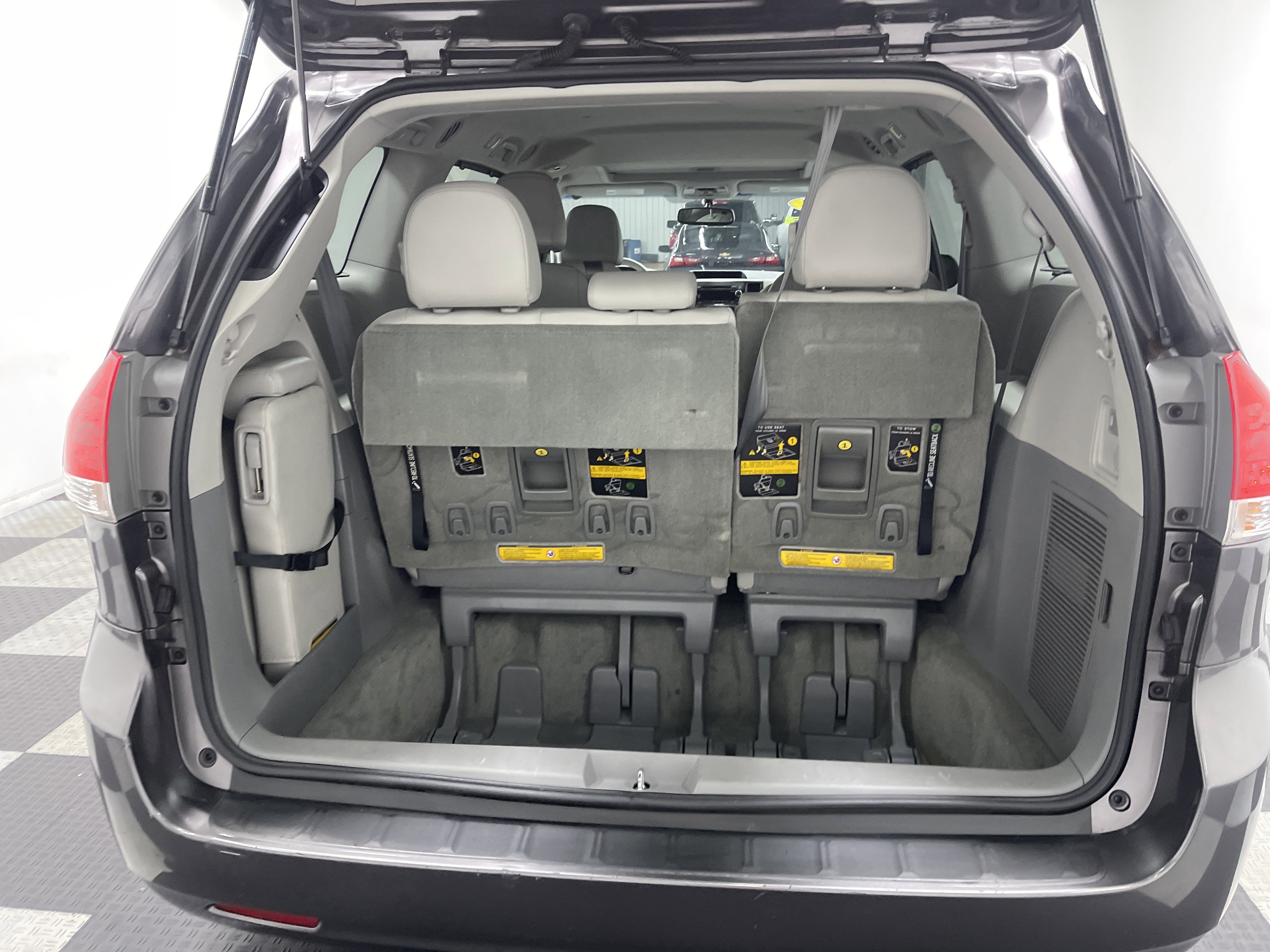 Used 2014 Toyota Sienna XLE image 17