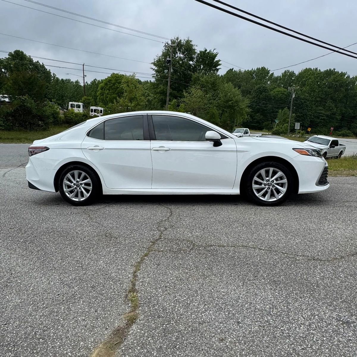 Used 2022 Toyota Camry LE FWD image 3