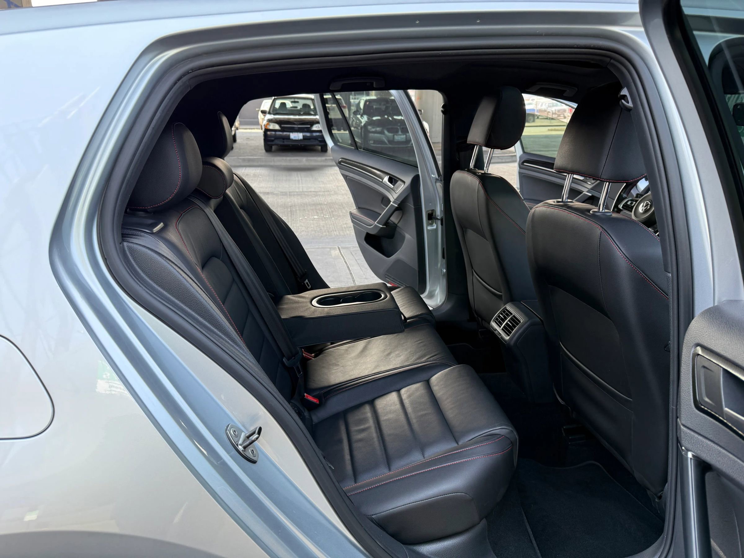 Used 2017 Volkswagen GTI SE image 18