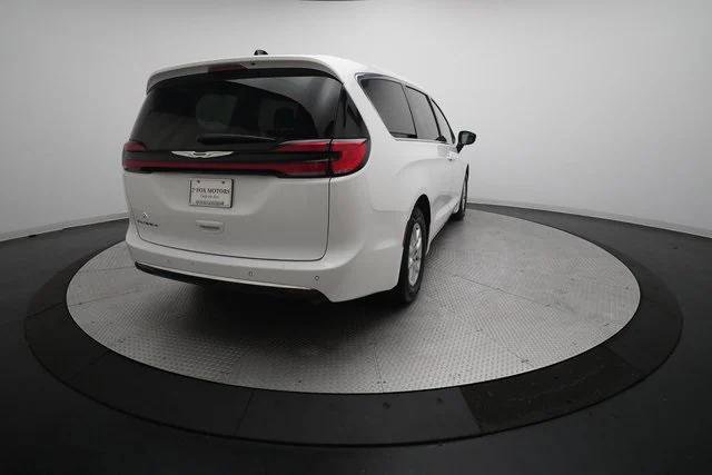 Certified 2024 Chrysler Pacifica Touring-L image 34