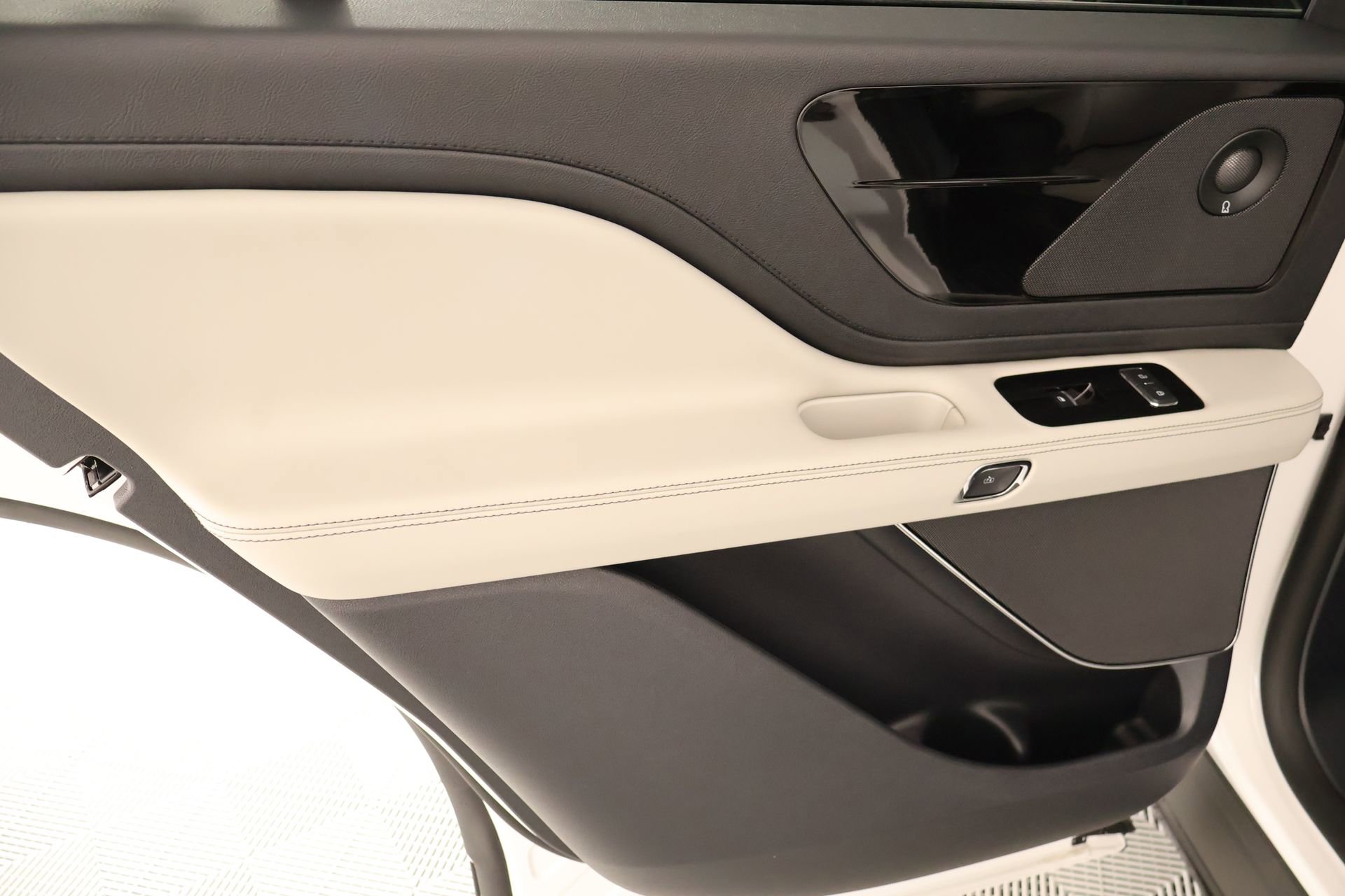 New 2026 Lincoln Aviator Reserve AWD/4WD image 18