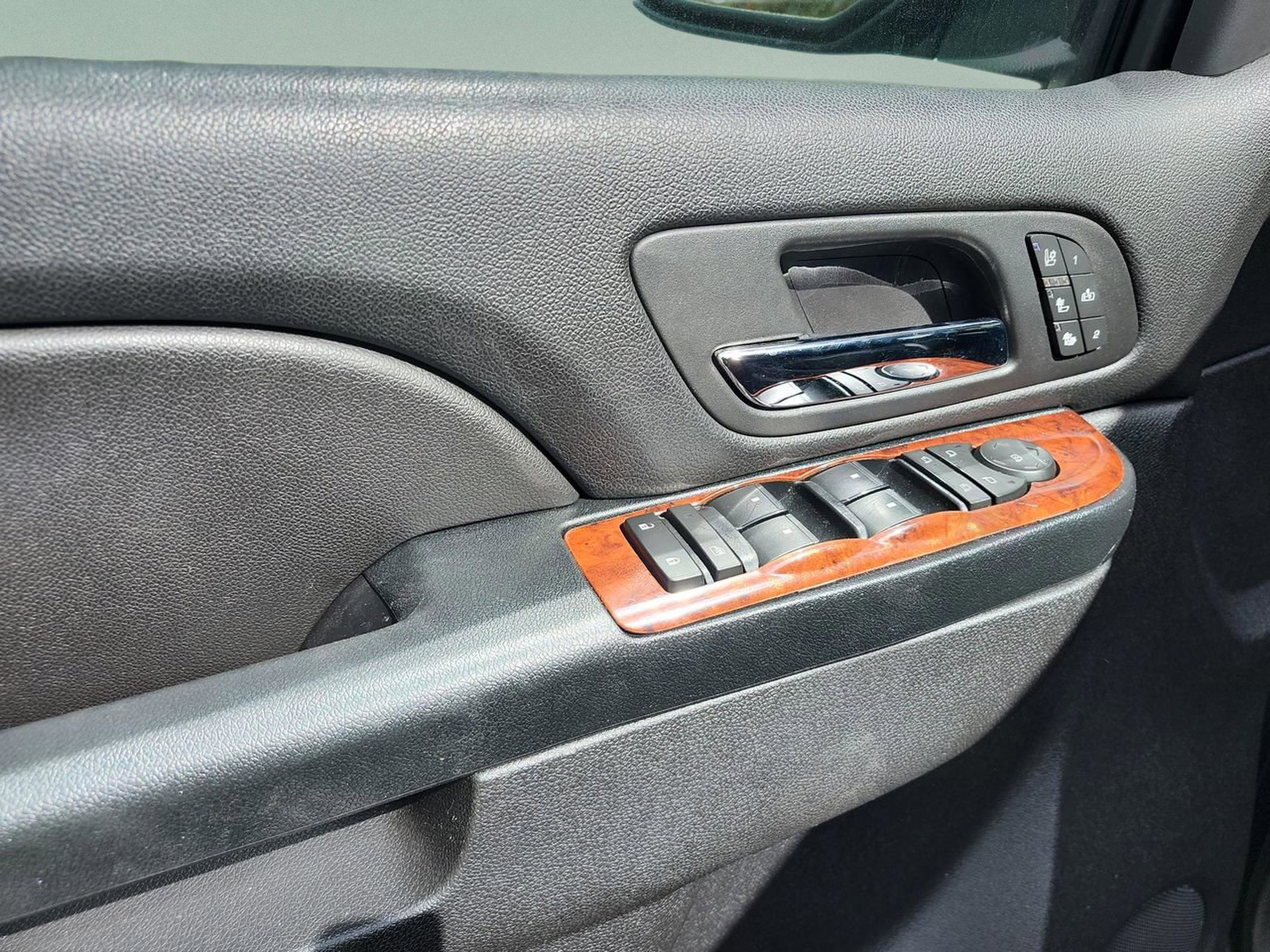 Used 2013 Chevrolet Avalanche LTZ image 15