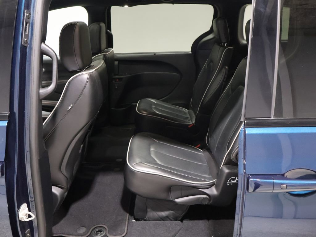 Certified 2025 Chrysler Pacifica Limited image 19