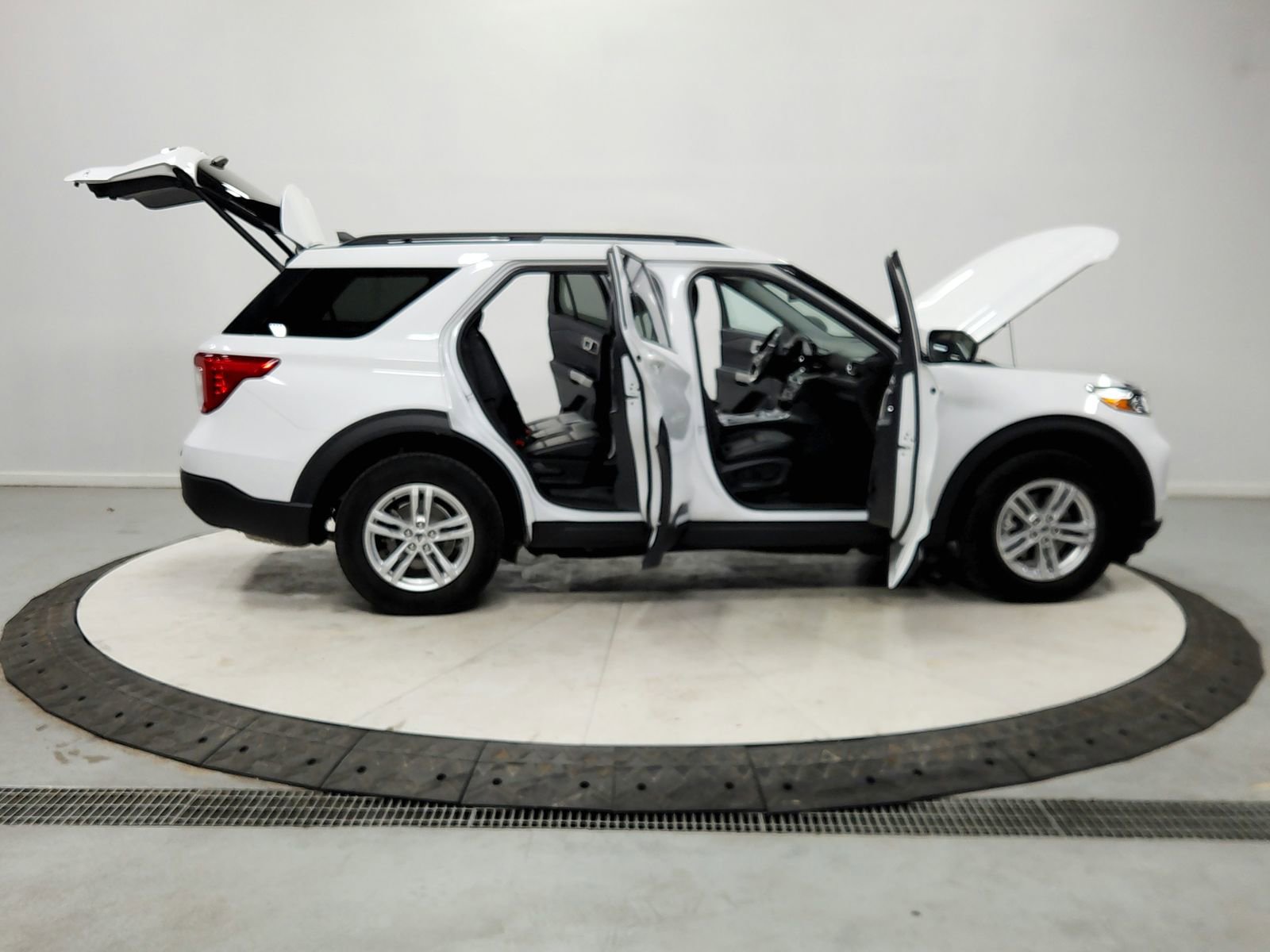 Used 2024 Ford Explorer XLT w/ Equipment Group 202A image 16