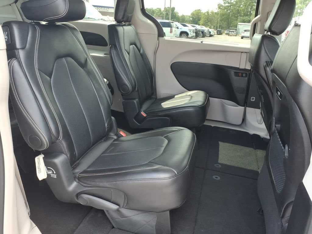 Used 2024 Chrysler Pacifica Touring-L FWD image 12