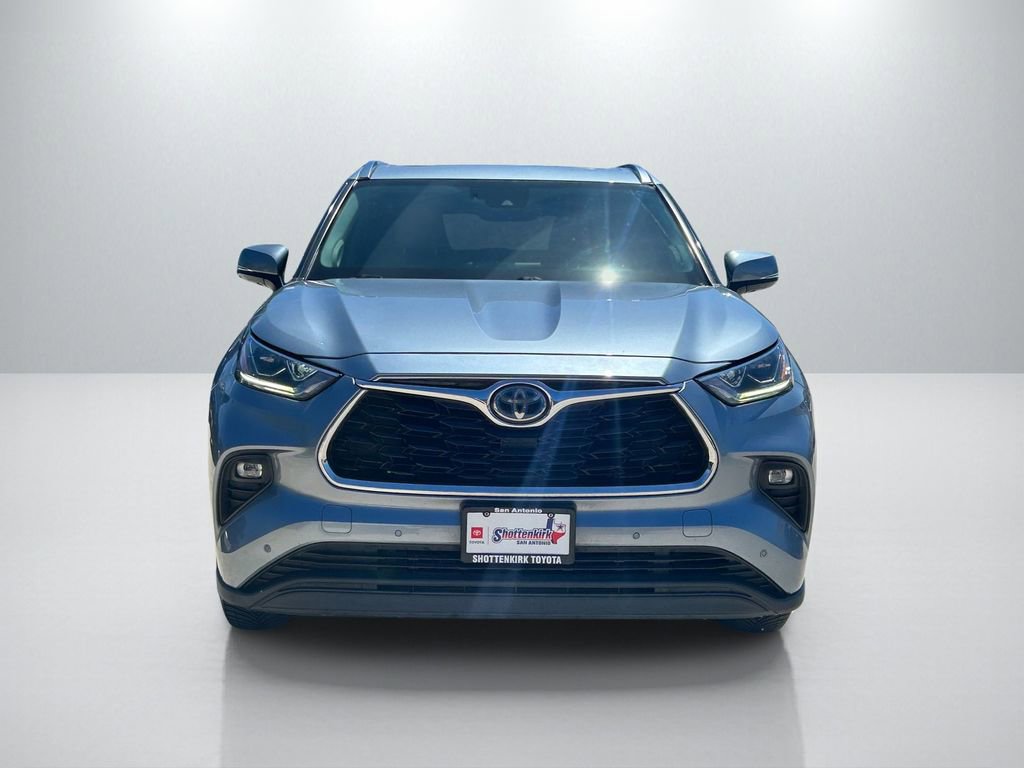Used 2021 Toyota Highlander Limited FWD image 2