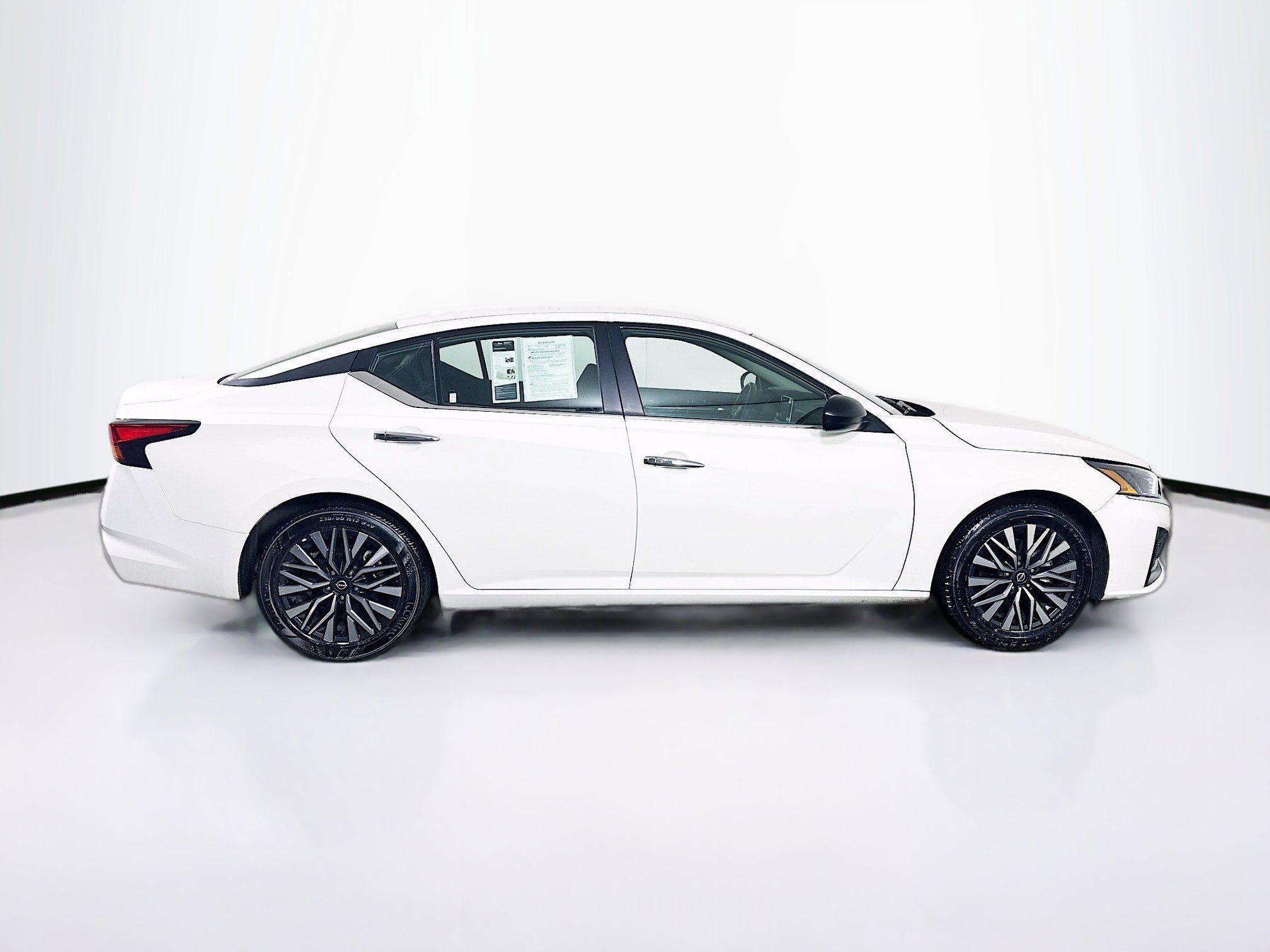 Used 2025 Nissan Altima 2.5 SV image 10