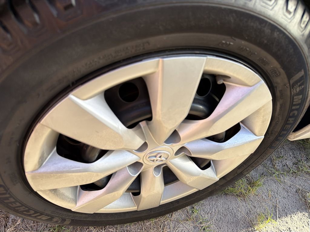 Used 2016 Toyota Corolla LE FWD image 10