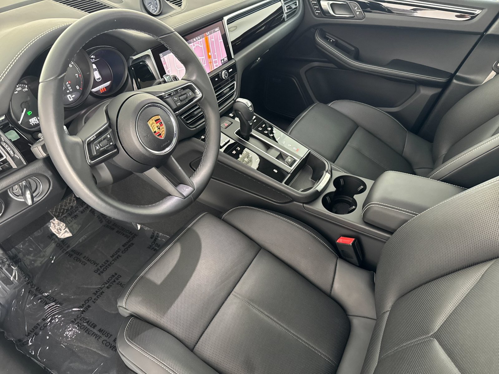 Certified 2025 Porsche Macan AWD/4WD image 4