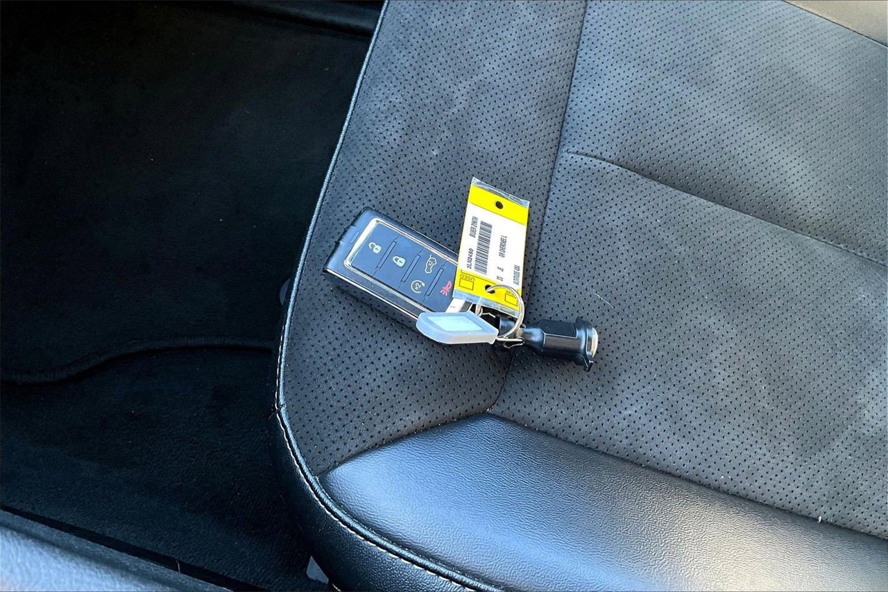 Used 2023 Jeep Grand Cherokee L Laredo image 30