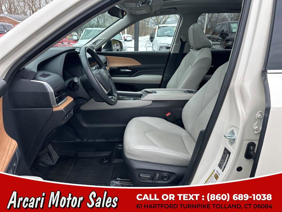Used 2024 Toyota Grand Highlander AWD image 16