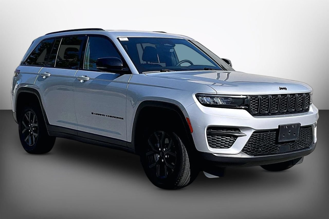 Certified 2025 Jeep Grand Cherokee Altitude AWD/4WD image 1