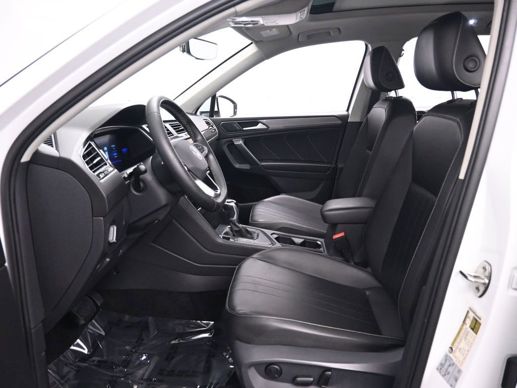 Used 2022 Volkswagen Tiguan SE w/ Panoramic Sunroof Package FWD image 14