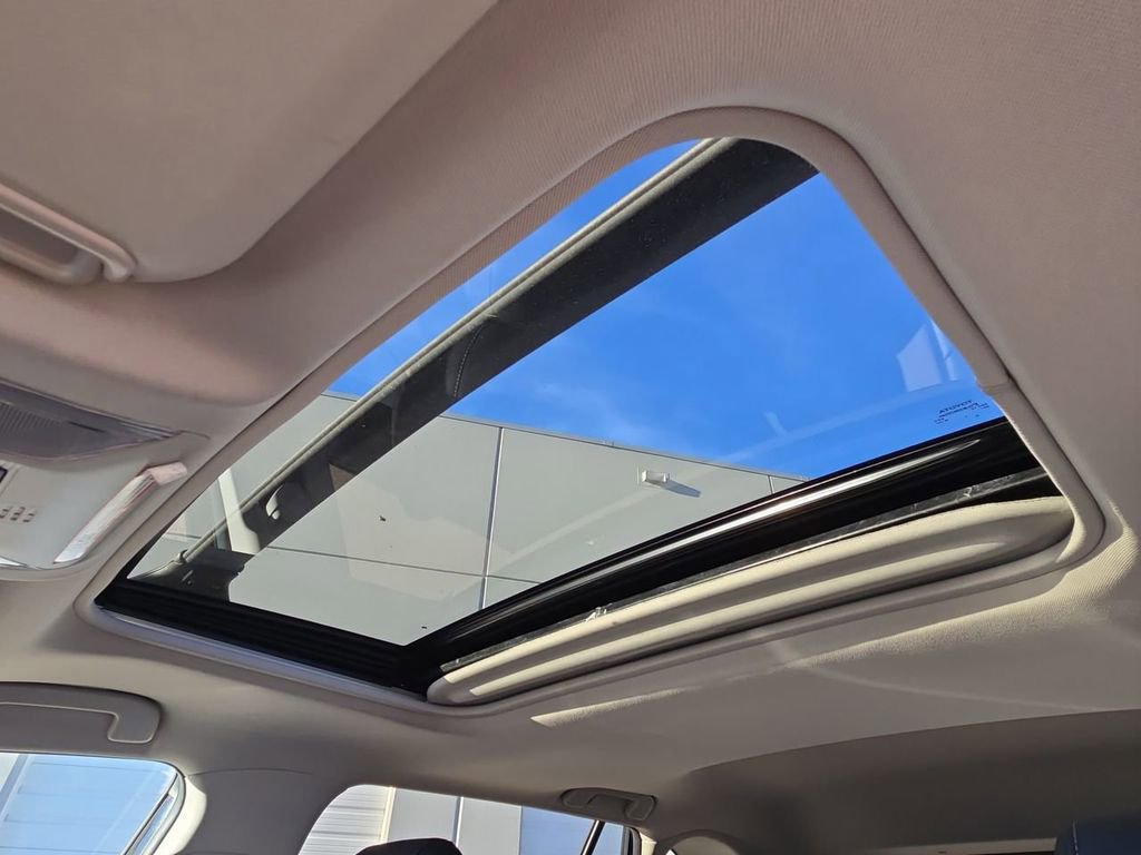 Used 2022 Toyota RAV4 XLE Premium image 16