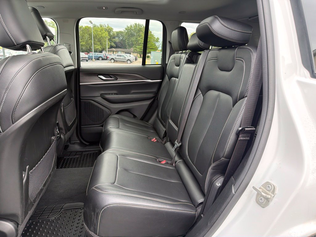 Used 2023 Jeep Grand Cherokee Limited w/ MOPAR Finishing Package AWD/4WD image 15