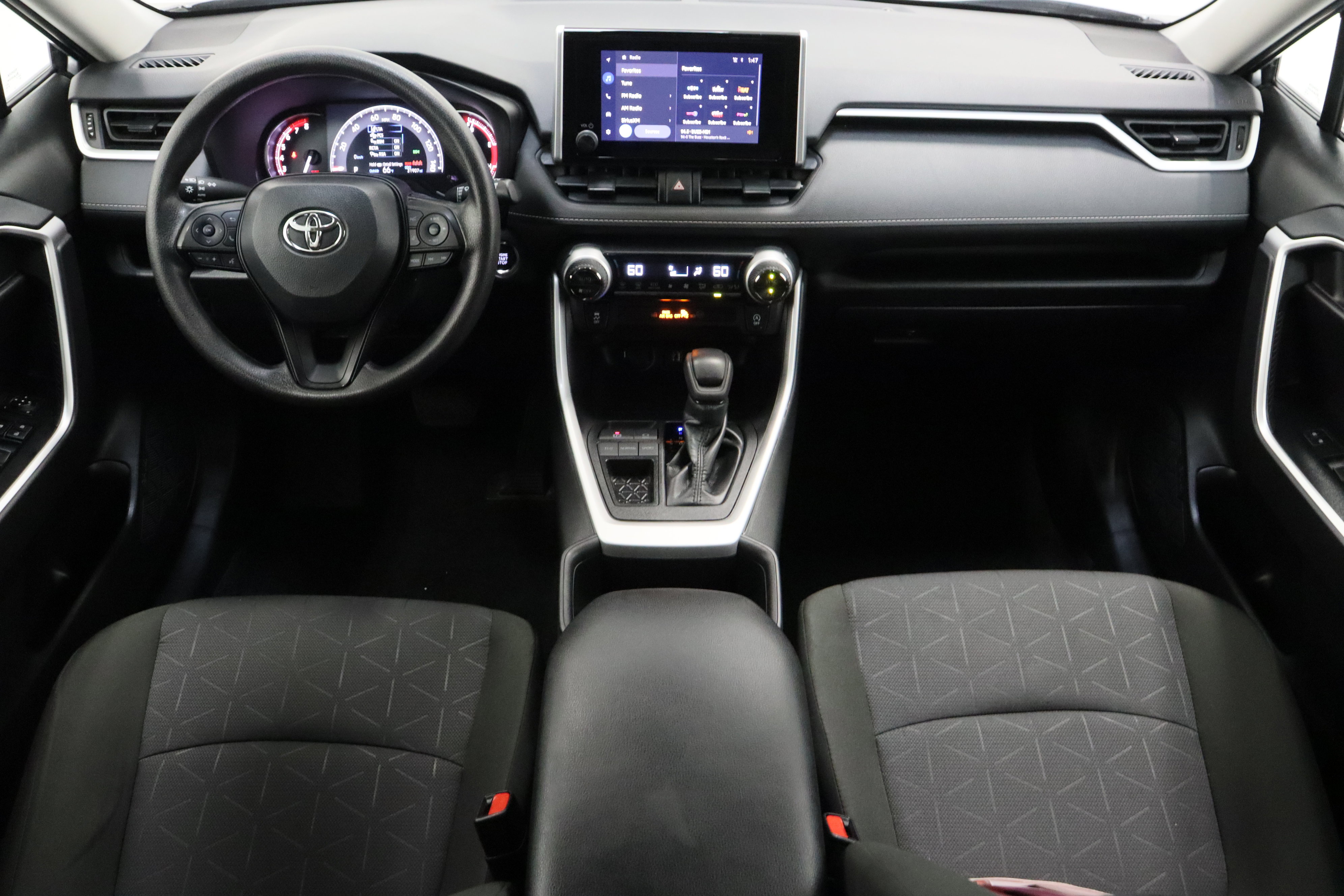 Used 2025 Toyota RAV4 XLE FWD image 30