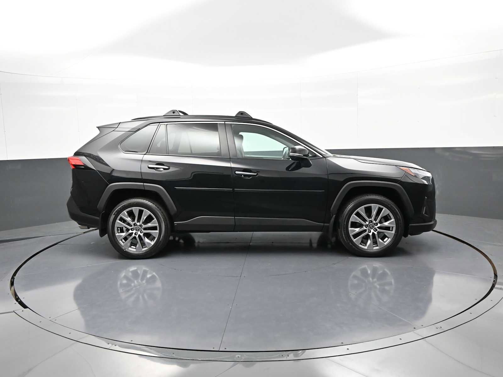 Used 2022 Toyota RAV4 Limited AWD/4WD image 5