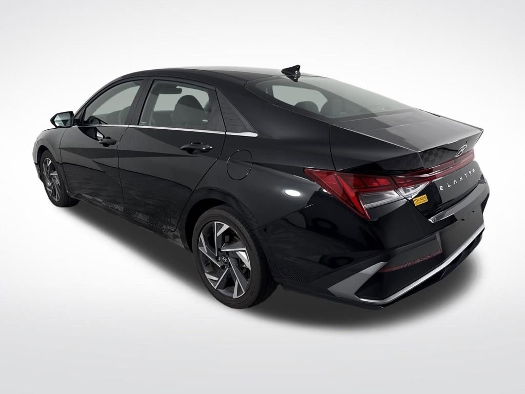 Used 2025 Hyundai Elantra SEL image 6