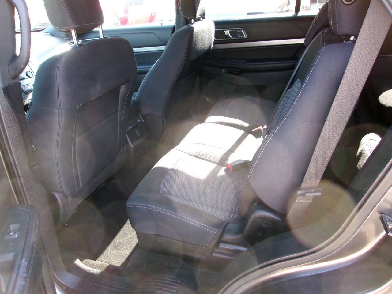 Used 2018 Ford Explorer XLT AWD/4WD image 6