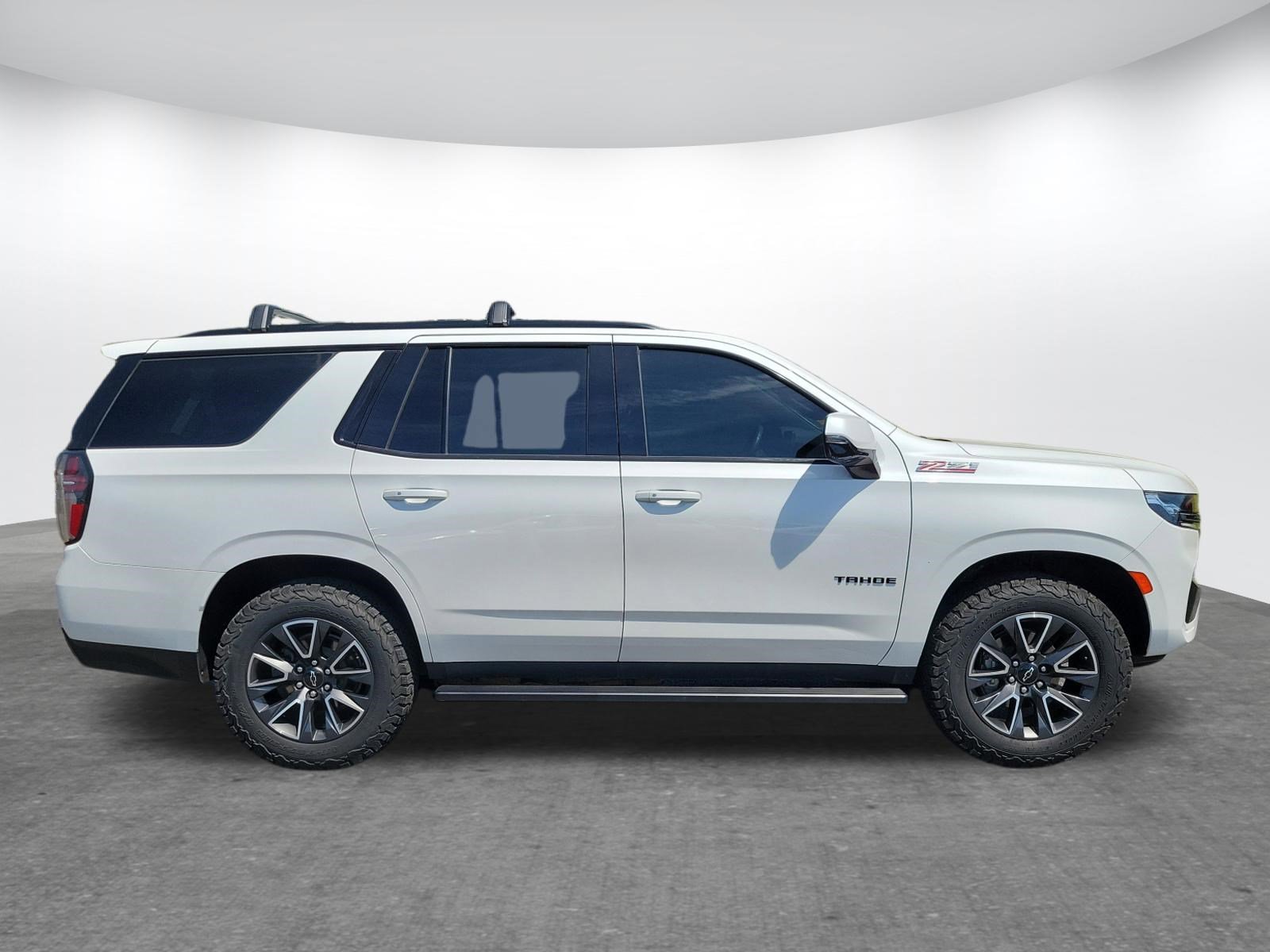 Used 2022 Chevrolet Tahoe Z71 w/ Luxury Package AWD/4WD image 2