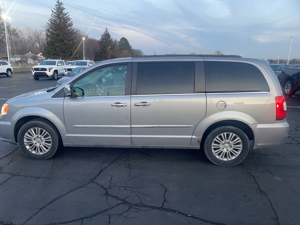 Used 2015 Chrysler Town & Country Touring-L w/ Driver Convenience Group image 8