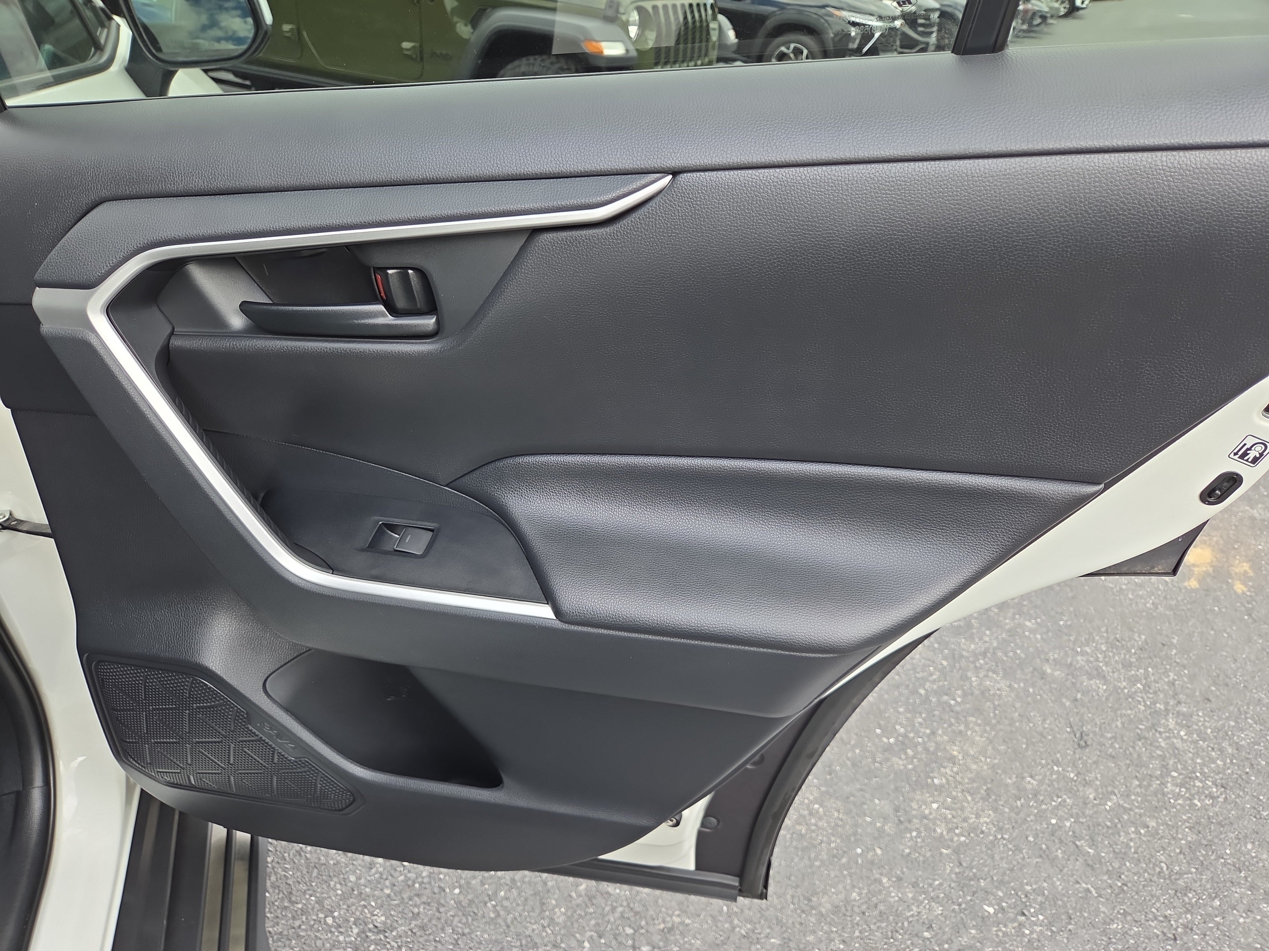 Used 2019 Toyota RAV4 LE AWD/4WD image 20