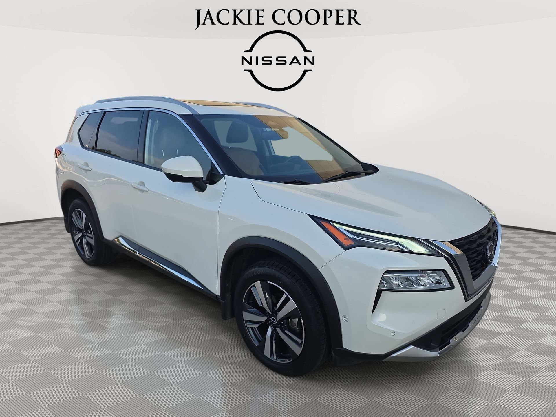 Used 2023 Nissan Rogue Platinum w/ Platinum Premium Package FWD image 3