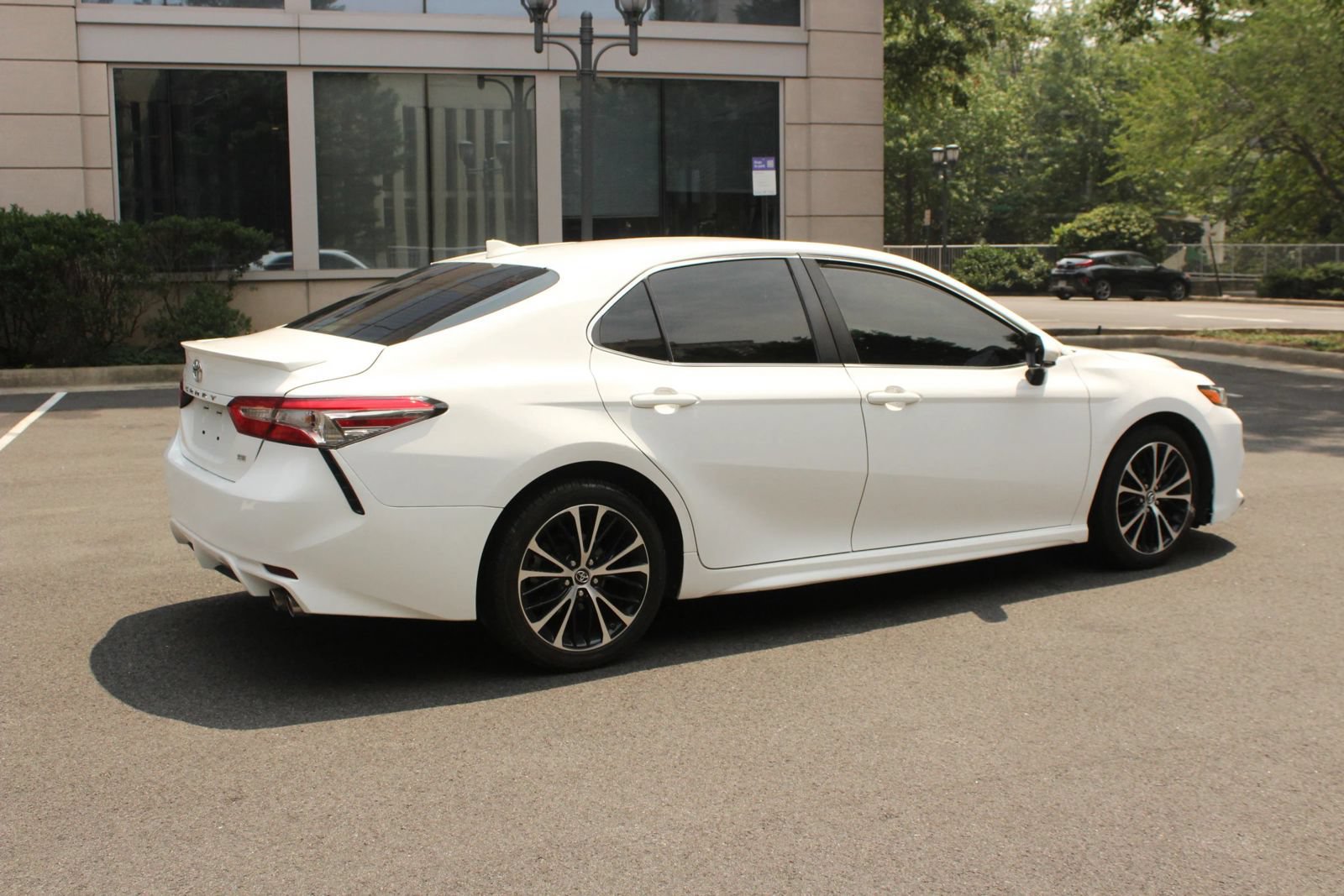 Used 2019 Toyota Camry SE FWD image 6