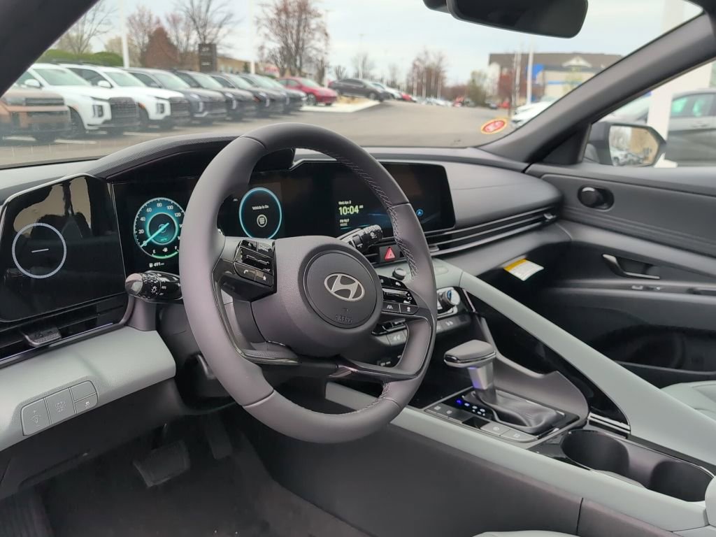 Used 2025 Hyundai Elantra Limited FWD image 10