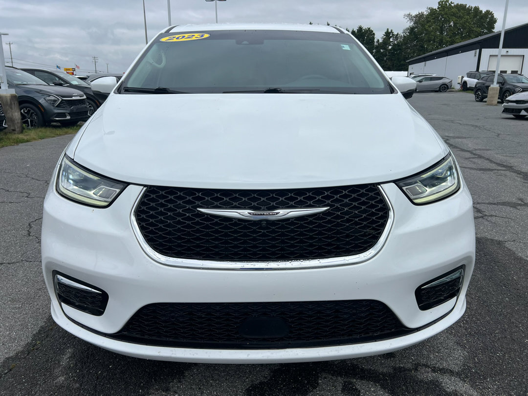 Used 2023 Chrysler Pacifica Touring-L image 15