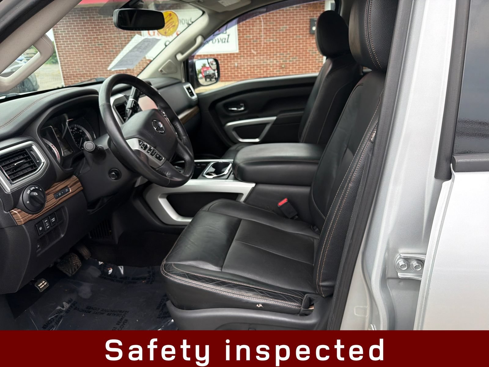 Used 2017 Nissan Titan SL AWD/4WD image 11