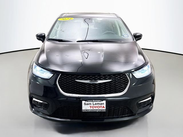 Used 2024 Chrysler Pacifica Touring-L image 2