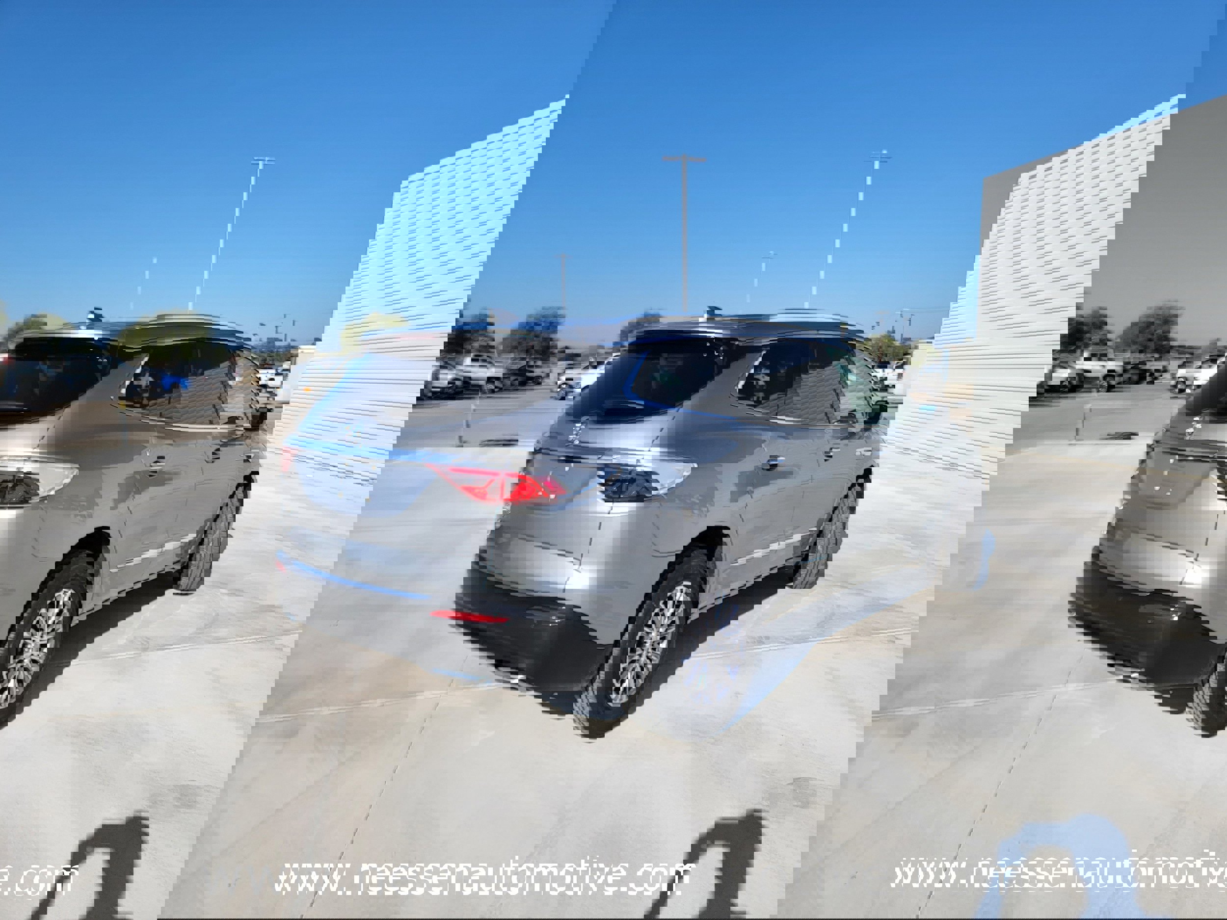 Used 2023 Buick Enclave Essence image 7