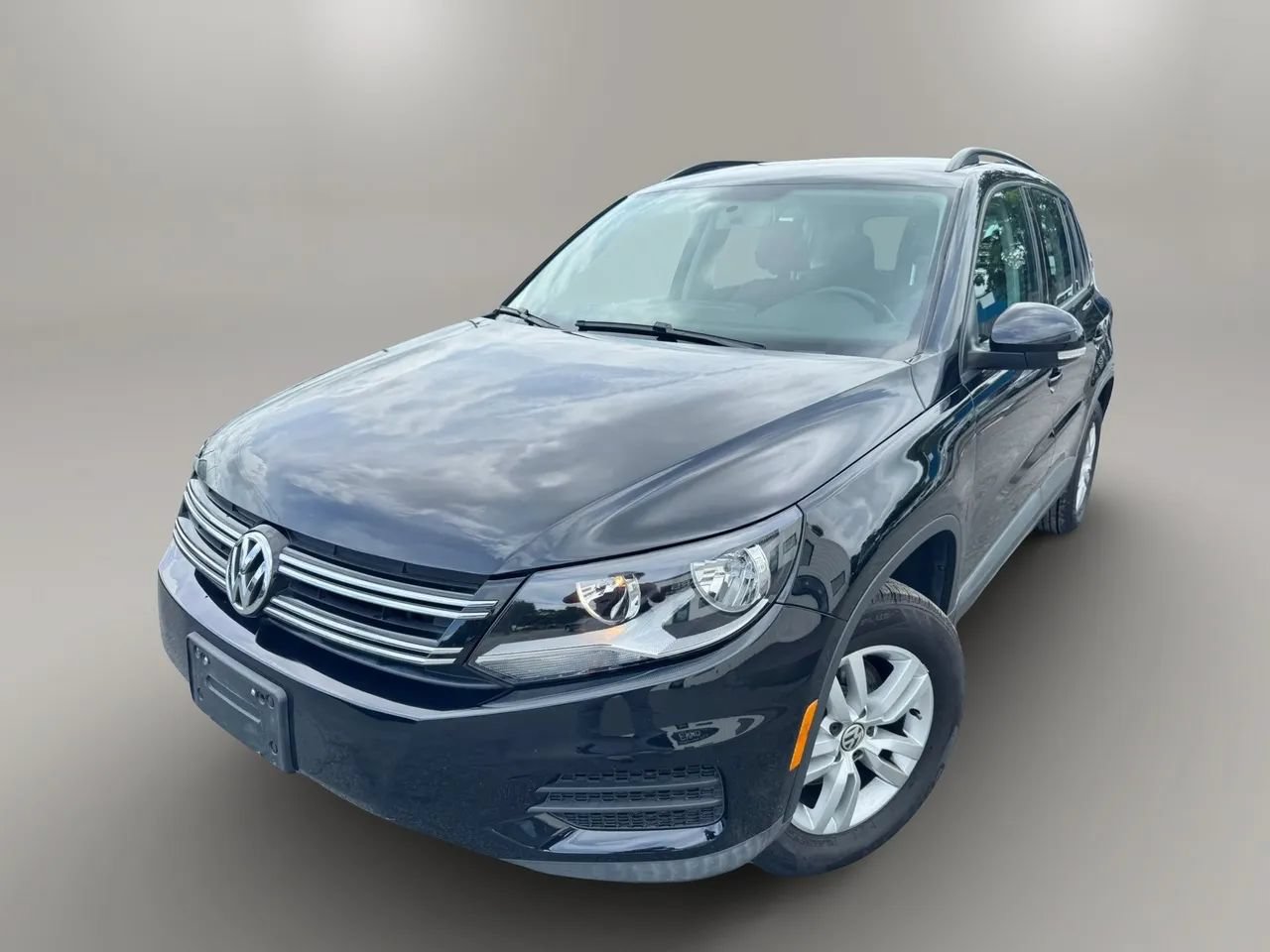 Used 2015 Volkswagen Tiguan S FWD image 1