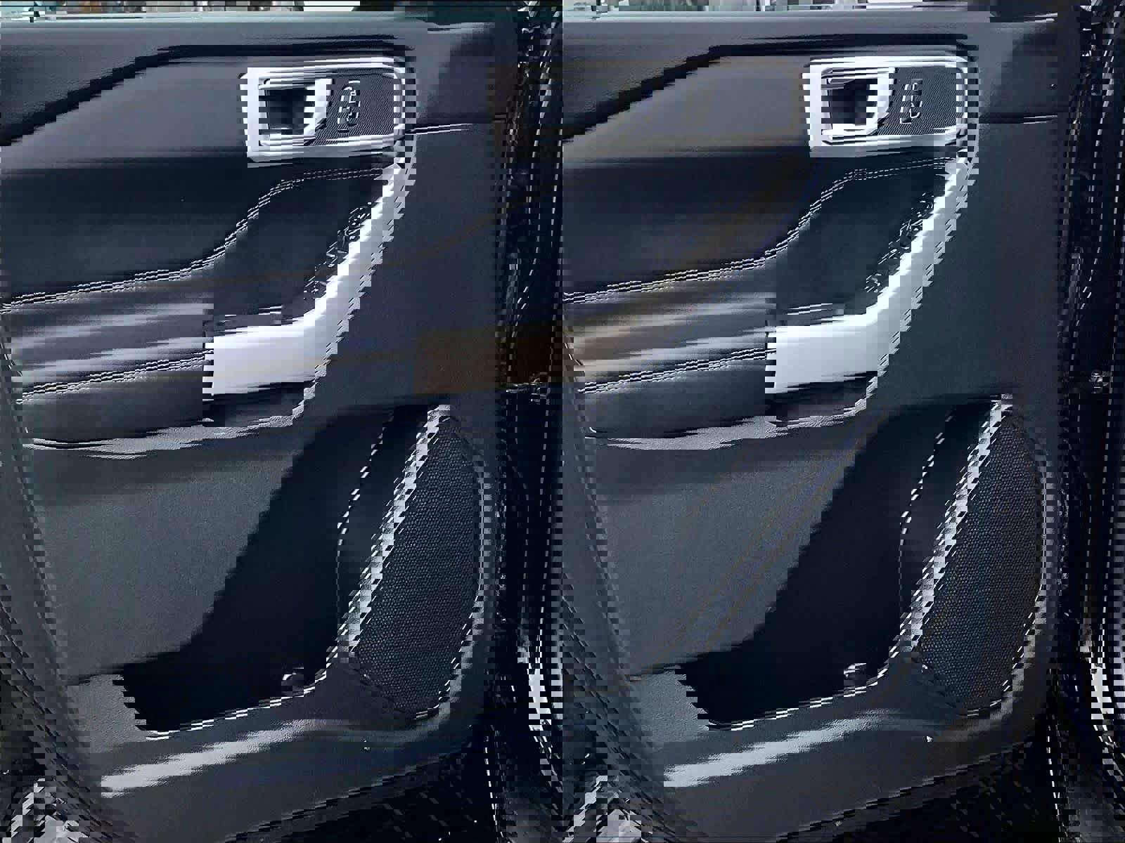 Used 2023 Ford Explorer XLT w/ Equipment Group 202A image 9