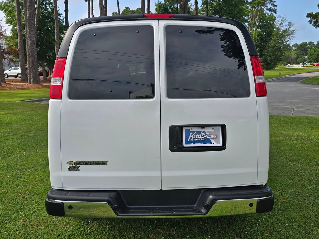 Used 2025 Chevrolet Express 3500 LT w/ LT Preferred Equipment Group RWD image 4