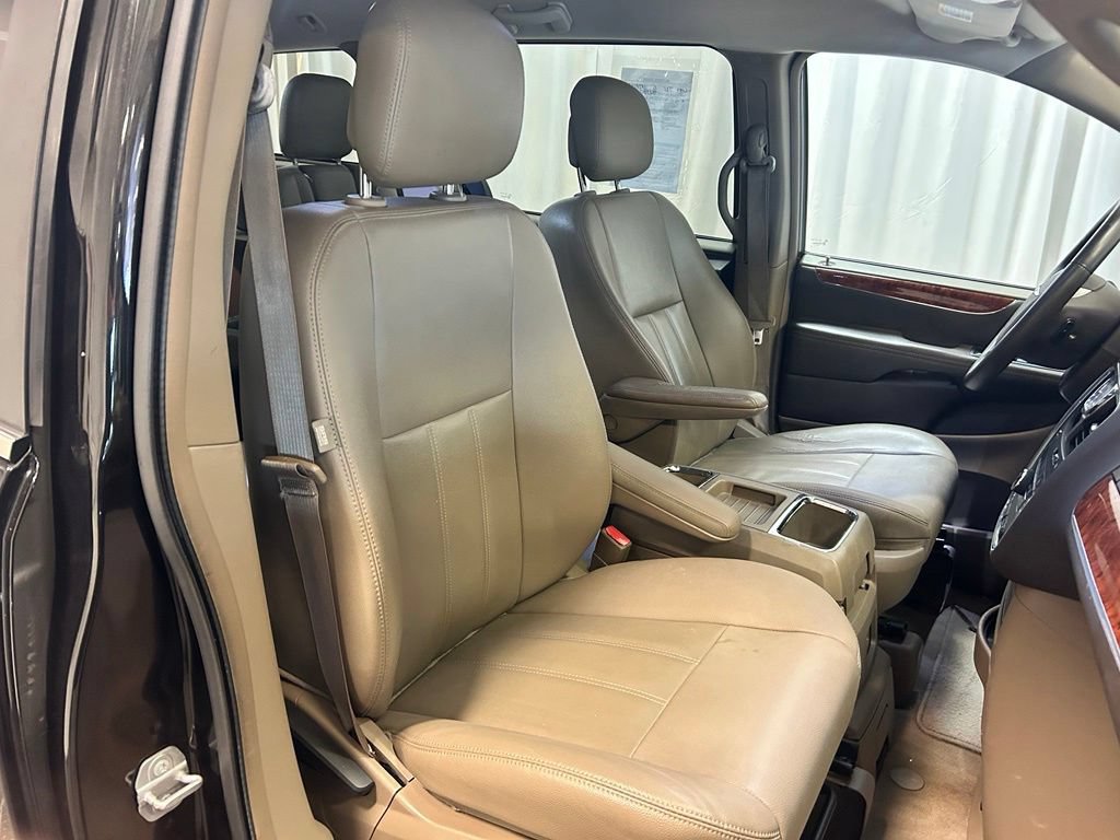 Used 2016 Chrysler Town & Country Touring FWD image 21