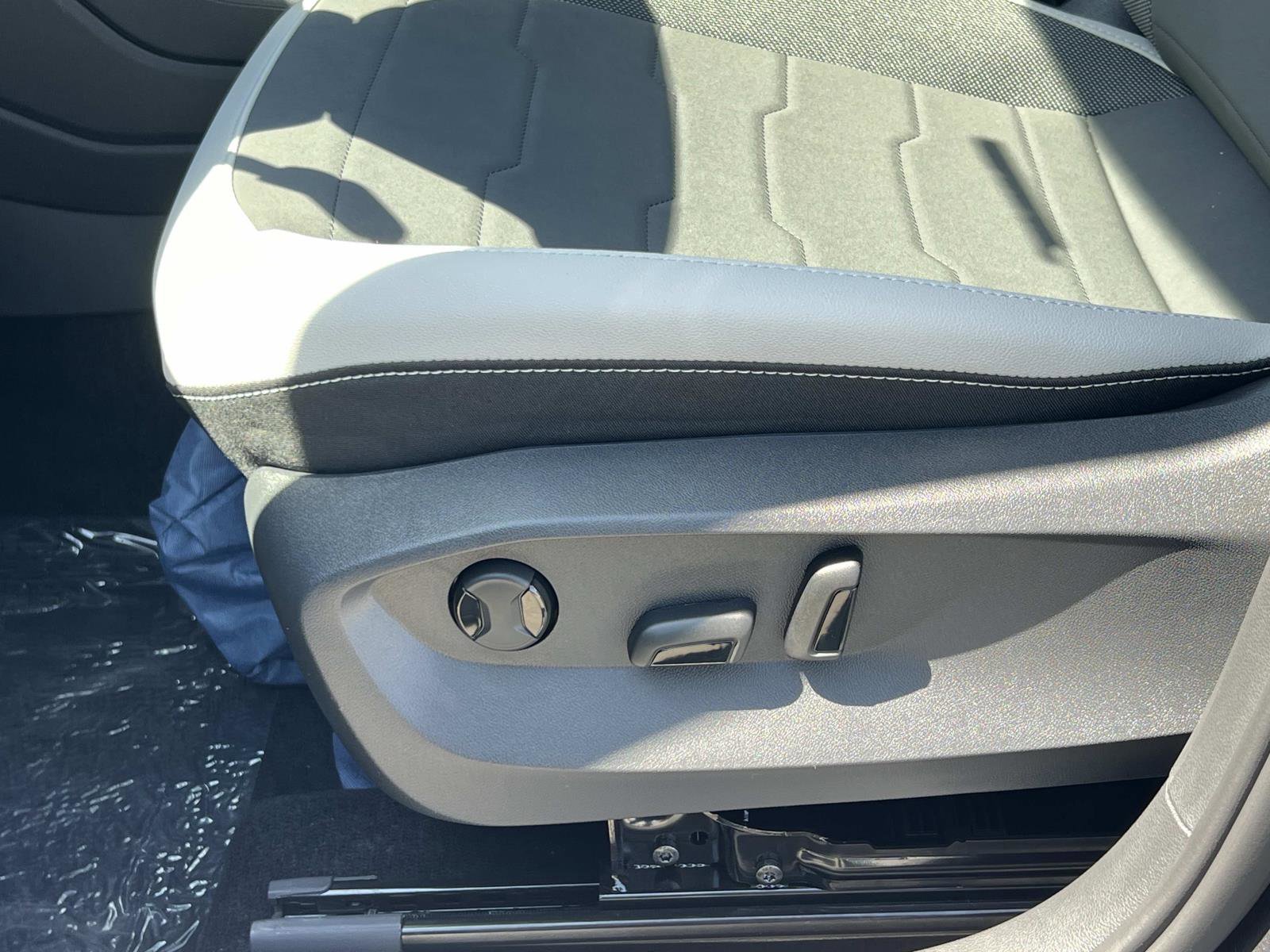 New 2025 Volkswagen Taos SE image 15