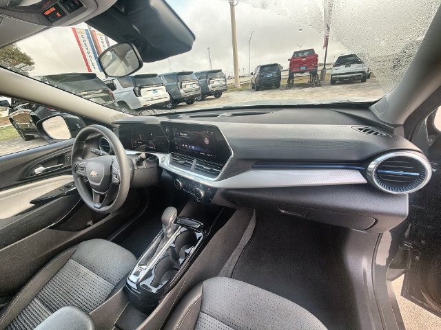 Used 2025 Chevrolet Trax LT FWD image 27