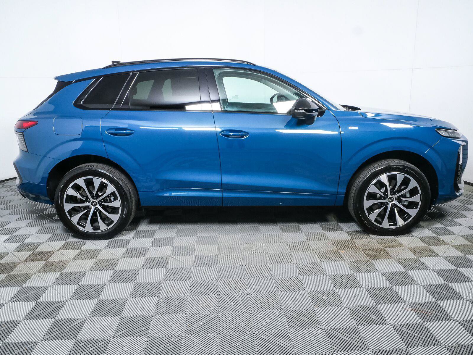 New 2026 Audi Q3 quattro 2.0T AWD/4WD image 2