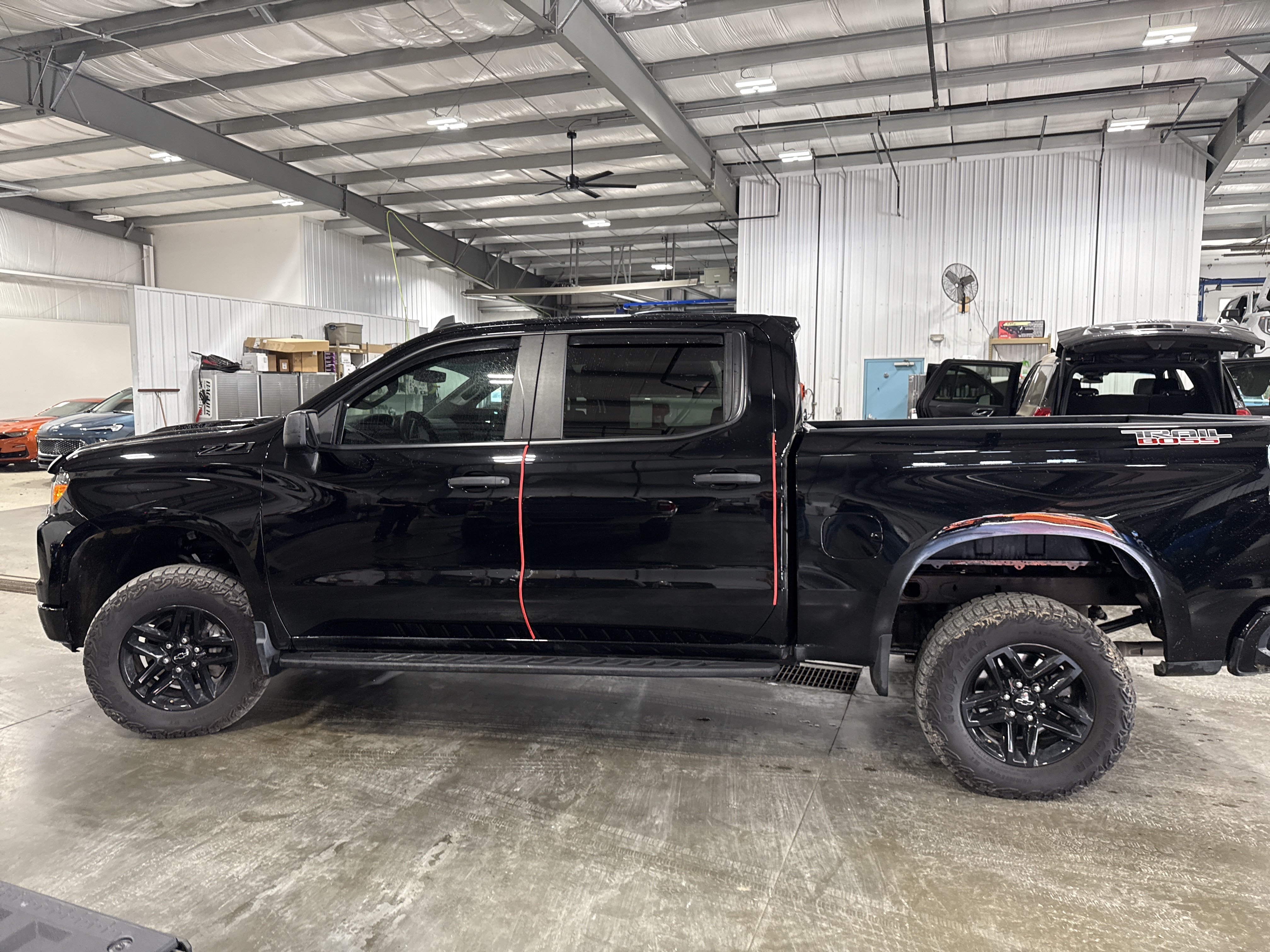 Used 2025 Chevrolet Silverado 1500 Custom Trail Boss w/ LPO, Dark Essentials Package AWD/4WD image 5