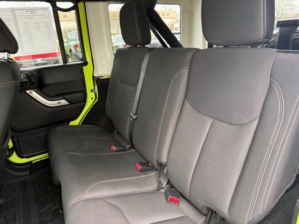 Used 2016 Jeep Wrangler Unlimited Rubicon w/ Connectivity Group AWD/4WD image 19