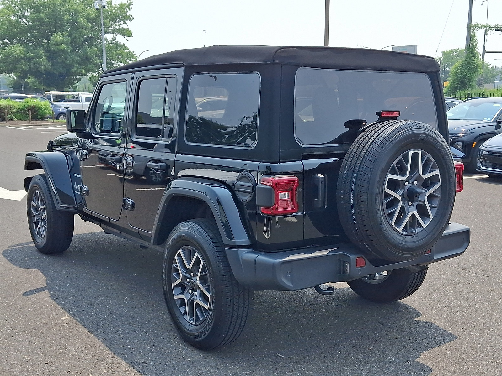 Used 2024 Jeep Wrangler Unlimited Sahara w/ Technology Group AWD/4WD image 4