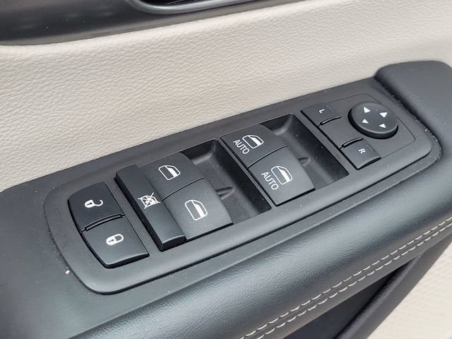 Used 2023 Chrysler Pacifica Touring-L FWD image 22