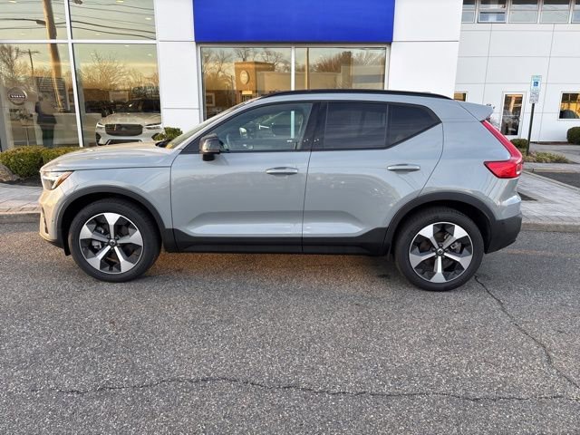 Used 2025 Volvo XC40 B5 Plus AWD/4WD image 2