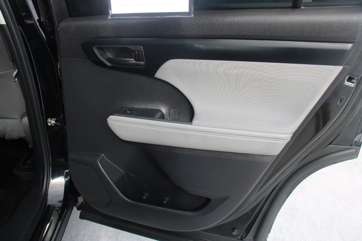 Used 2022 Toyota Highlander LE AWD/4WD image 17