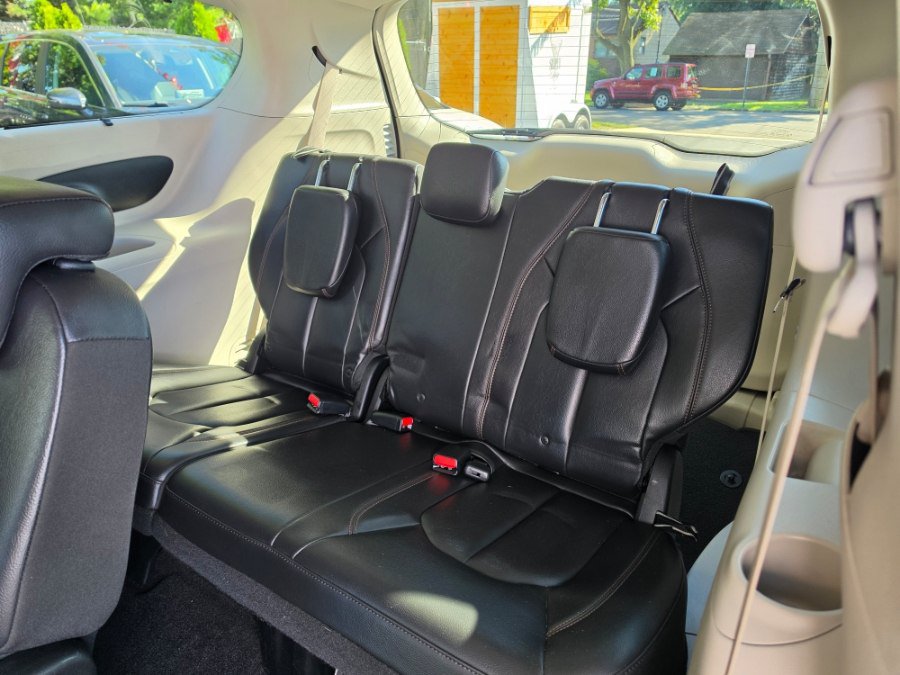 Used 2017 Chrysler Pacifica Touring-L FWD image 31