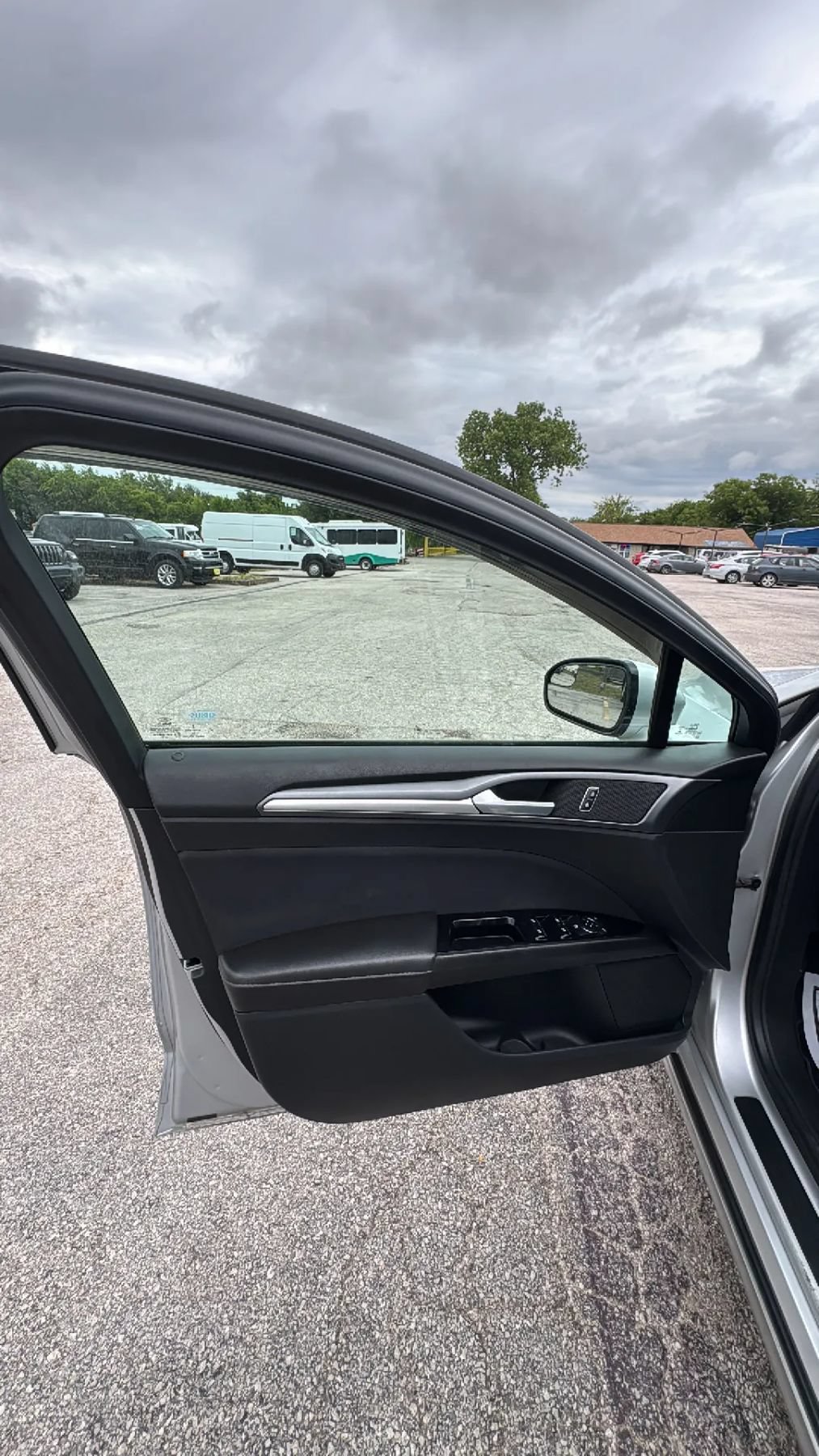 Used 2014 Ford Fusion SE FWD image 11